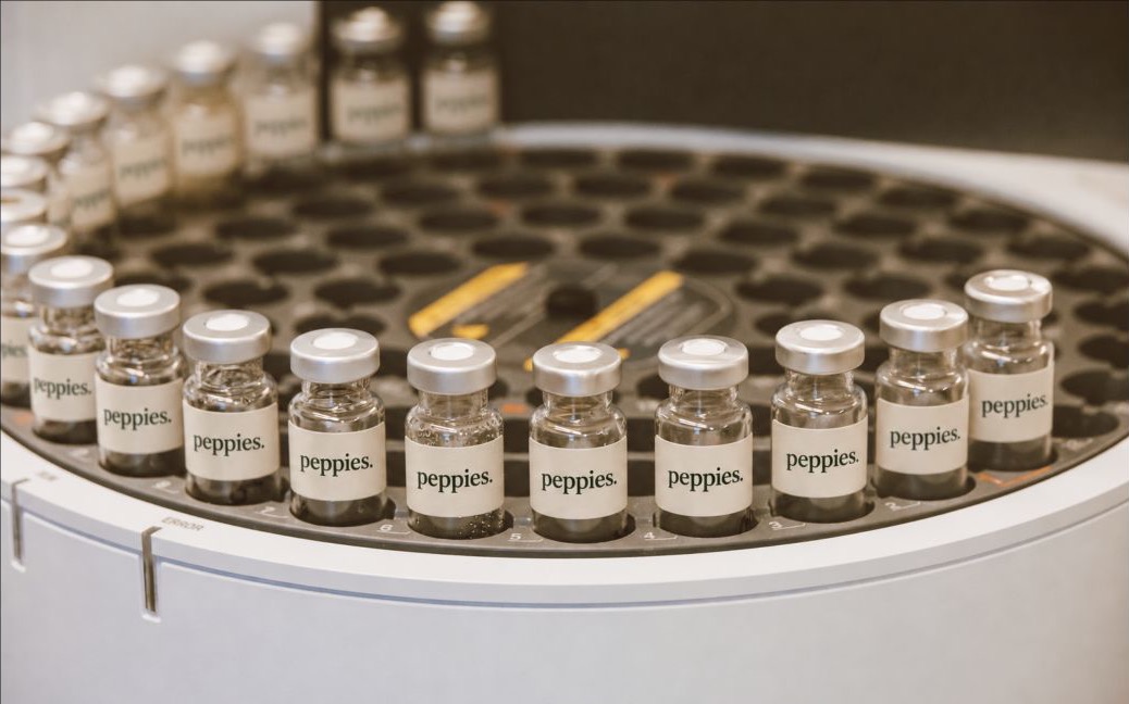 Peppies-branded glass vials in a sample carousel